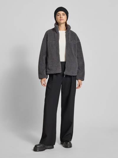 Review Kurtka polarowa ze stójką i detalem z logo Ciemnoszary 1