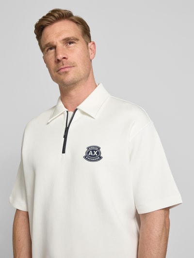 Mannenmodel draagt Loose Fit Poloshirt met Label-Stitching van ARMANI EXCHANGE in wit, katoenmix met stretch, polokraag, borstlogo, halve close-up vooraan.