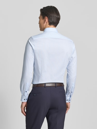 Męski model nosi Slim Fit Business Hemd mit Kentkragen von OLYMP Level Five z elastycznej mieszanki bawełny, paski, krój slim fit, kołnierzyk typu kent, na całej długości guziki, z długim rękawem, długość tyłu w rozmiarze 40: 79 cm, szerokość ramion w rozmiarze 40: 40 cm, długość rękawów w rozmiarze 40: 65 cm, jasnoniebieski, widok całej sylwetki z tyłu.