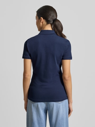 Frauenmodel trägt Regular Fit Poloshirt aus Baumwoll-Mix von Lacoste Sport in Dunkelblau, unifarben, Piqué-Struktur, Ganzkörperansicht Rückansicht.