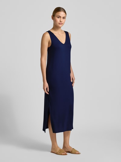 Frauenmodel trägt Slim Fit Freizeitkleid aus Viskose-Mix von Armedangels in Unifarben Navy, Midi-Länge, tiefer V-Ausschnitt, breite Träger, Jersey, Label Patch, Ganzkörperansicht von vorne