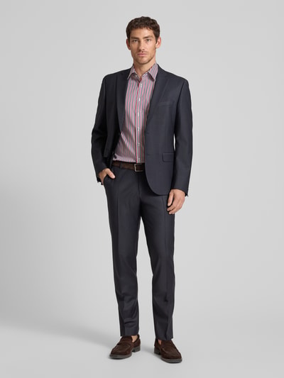 Männermodel trägt Regular Fit Business-Hemd aus Reine Baumwolle mit Kentkragen von ETERNA, Hemd-Look mit Brusttasche, Ganzkörperansicht von vorne.