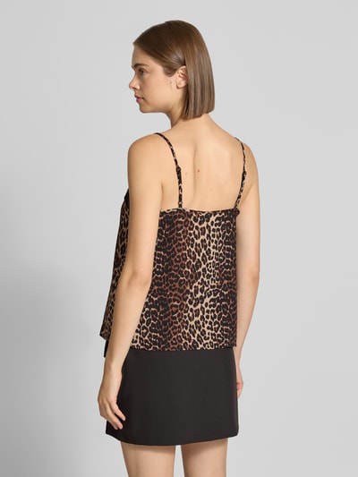 Modelka kobieca ma na sobie bluzkę o luźnym kroju z obszyciem koronką Loose Fit Blusentop mit Spitzenbesatz Model 'TIFFANY' od PIECES w panterkowy wzór, kolory brązowy i czarny, gładka tekstura, widoczne cienkie ramiączka, spódnica czarna, widok całej sylwetki z tyłu, damska bluzka od PIECES.