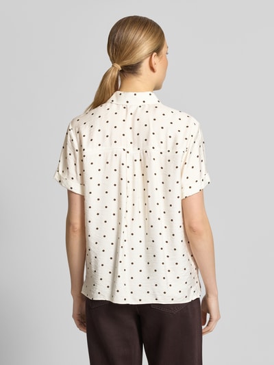 Männermodel trägt Regular Fit Bluse aus Viskose-Mix im Allover-Look von Jake*s Casual, jasny krem z brązowymi kropkami, krój regular fit, kołnierz koszulowy, rękawy z mankietem, długość tyłu w rozmiarze 36: 61 cm, długość rękawa: 17 cm, widok całej sylwetki z tyłu