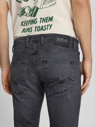Mężczyzna nosi Slim Fit Jeans im 5-Pocket-Design model 'Grover' od Replay, mieszanka bawełny z dodatkiem streczu, dopasowany krój, zapięcie na guzik i zamek błyskawiczny, szerokość w rozmiarze 32/32: 43 cm, długość wewnętrzna nogawki 83 cm, widok z tyłu, zbliżenie na pośladki.