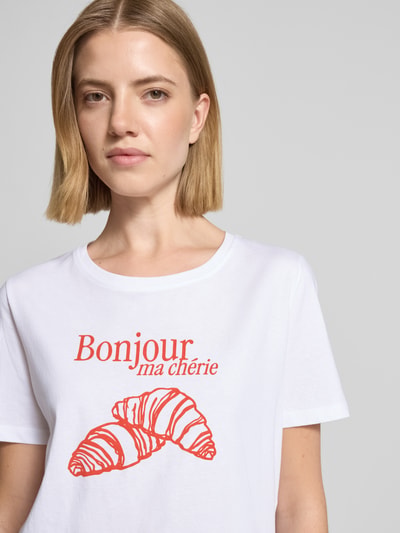 Frauenmodel trägt Damen T-Shirt mit Motiv-Print Modell 'SOBBE' von B.Young aus reiner Baumwolle, Regular-Fit, Rundhalsausschnitt, Nahaufnahme Oberkörper.