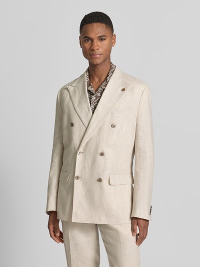 Männermodel trägt Regular Fit Sakko aus Leinen mit Pattentaschen von Christian Berg Men in Naturton, Zweireiher, Ganzkörperansicht von vorne. Rückenlänge 74 cm, Schulterbreite 44 cm, Ärmellänge 65 cm, Reines Leinen, Reverskragen.