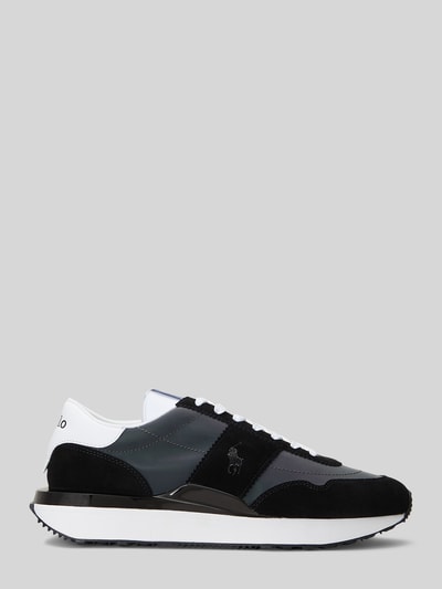Produktfoto, Low Top Sneaker mit Veloursleder von Polo Ralph Lauren in Two Tone Optik, abgerundete Schuhspitze, flache Sohle, Logo-Stitching, Materialmix aus schwarzem Veloursleder, Mesh und weißem Leder, strukturierte Laufsohle, seitliche Label-Prägung.
