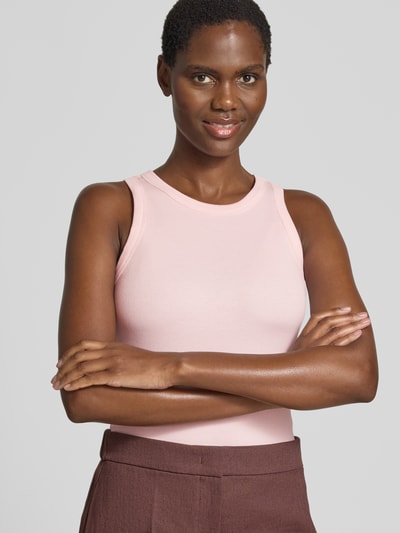 Frauenmodel trägt Slim Fit Tank Top aus Baumwoll-Mix Modell 'FRAGOLA' von MAX&Co. in zartem Rosa, glatte Textur, Nahaufnahme Oberkörper. Damen Tanktop von MAX&Co.