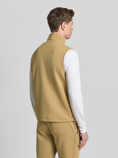 Männermodel trägt Regular Fit Weste aus Baumwoll-Mix von Polo Ralph Lauren, Optik: Unifarben, Stehkragen, Ganzkörperansicht Rückansicht.