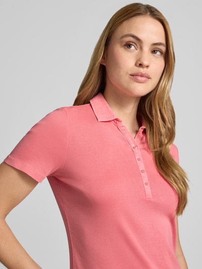 Frauenmodel trägt Regular Fit Poloshirt aus reiner Baumwolle von Tom Tailor in Optik: Unifarben, Jersey, kurzarm, Nahaufnahme Oberkörper.