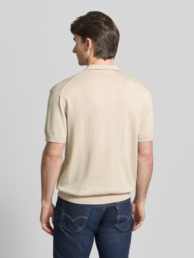 Männermodel draagt vrijetijdsoverhemd met 1/2-mouwen model 'BELLS' van Casual Friday, mix van katoen en lyocell, regular fit, polokraag, knoopsluiting, ruglengte maat M 69 cm, schouderbreedte 53 cm, mouwlengte 24 cm, lichtbeige, gladde textuur, rechte vormen. Ganzkörperansicht achteraan.