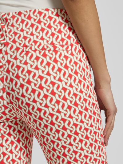 Frauenmodel trägt Slim Fit Hose in verkürzter Passform von Christian Berg Woman im Allover-Look aus Baumwoll-Mix mit Stretch-Anteil, Detailaufnahme Rücken.