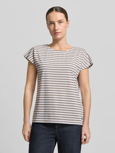 Modelka kobieca nosi damski t-shirt Regular Fit T-Shirt mit Rundhalsausschnitt od G.I.G.A. DX, elastyczna mieszanka materiałów z mieszanką bawełny, krój regular fit, okrągły dekolt, taliowany krój, długość tyłu w rozmiarze 36: 60 cm, w biało-beżowe paski, faktura gładka, całkowity widok z przodu