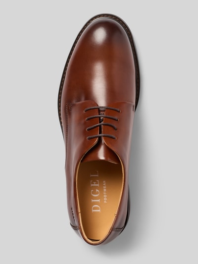 Produktfoto, brauner Herren Schnürschuh aus beschichtetem Leder mit abgerundeter Spitze, Label-Prägung und strukturierter Sohle, Modell 'Soft' von DIGEL, Absatzhöhe 3 cm, Schafthöhe 7 cm, Schaftweite 11 cm, schlichte Glattleder-Optik und dezente Nähte, Draufsicht.
