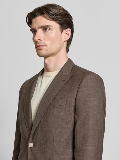 Männermodel trägt Regular Fit Anzugsakko aus Schurwoll-Mix Modell 'H-HUGE' von BOSS, braun, Optik: Unifarben, Flammgarn, Nahaufnahme Oberkörper.