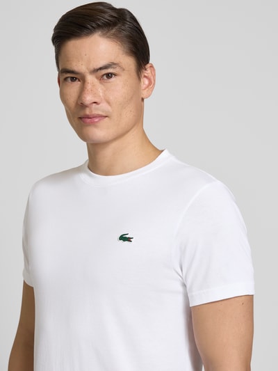 Männermodel trägt Regular Fit T-Shirt aus Baumwoll-Mix von Lacoste, Optik: Unifarben, Logo-Patch, Rundhals, Kurzarm, Nahaufnahme Oberkörper.