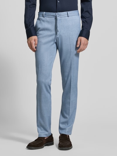 Mannenmodel draagt lichtblauwe straight fit stoffen broek met bandplooien, knoop- en ritssluiting, model 'Sparta' van Zuitable, materiaalmix met katoen, ruwe textuur, heren, bandwijdte maat 50 47 cm, binnenbeenlengte 80 cm, vooraanzicht gehele lichaam.