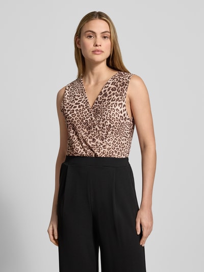 Frauenmodel trägt Jumpsuit mit V-Ausschnitt Modell 'Mi44rinanaa' von ZABAIONE, Material-Mix mit Stretch-Anteil, Cropped, Eingrifftaschen, Ganzkörperansicht von vorne.