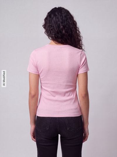 Frauenmodel trägt Slim Fit T-Shirt aus Baumwoll-Mix Modell 'RILEY' von ONLY in zartem Rosa, schlichte Struktur, Ganzkörperansicht Rückansicht, KI-modifiziertes Bild. Damen T-Shirt von ONLY.