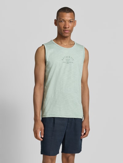 Männermodel trägt Tanktop mit Statement-Print und Rundhalsausschnitt von Lerros in hellem Grün aus Reine Baumwolle, Regular-Fit, Label-Patch, Rückenlänge bei Größe M 67 cm, Ganzkörperansicht von vorne.
