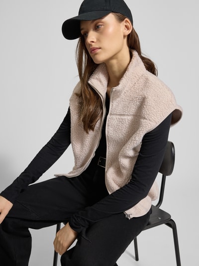 Frauenmodel trägt Regular Fit Weste in Teddyfell-Optik Modell 'SADIA' von Pieces, beige, strukturierte Oberfläche, Reißverschluss, Nahaufnahme Oberkörper.