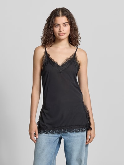 Frauenmodel trägt Blusentop mit Spitzebesatz und Spaghettiträgern von Gina Tricot, schwarz, Regular-Fit, V-Ausschnitt, Rückenlänge 73 cm, Ganzkörperansicht von vorne.