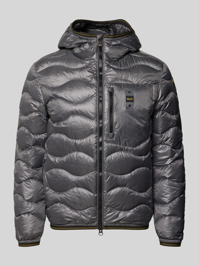 Produktfoto, Steppjacke mit Zweiwege-Reißverschluss Modell 'WAVE' von Blauer USA in Dunkelgrau, Kapuze, Label-Detail, glatte wellige Struktur