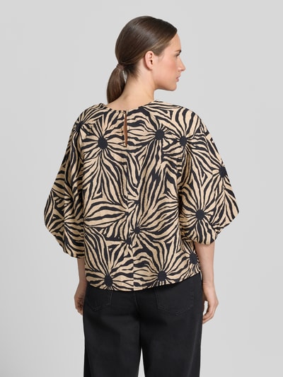 Frauenmodel trägt Regular Fit Bluse aus Viskose-Mix im Allover-Look von Christian Berg Woman, beige-schwarzes Muster, strukturierte Textur, Ganzkörperansicht Rückansicht.