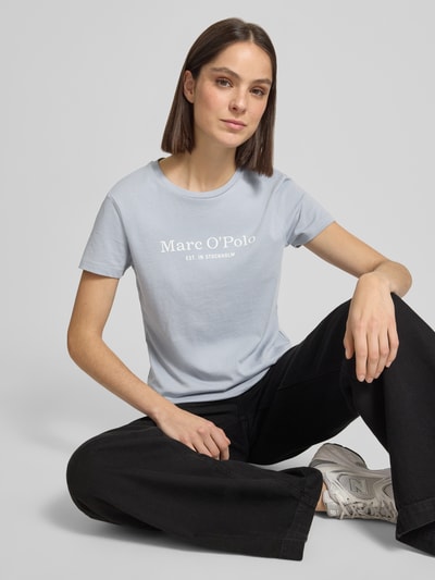 Frauenmodel trägt Regular Fit T-Shirt aus reiner Baumwolle von Marc O'Polo, unifarben, Label Print, Rundhals, kurzarm, Nahaufnahme Oberkörper.