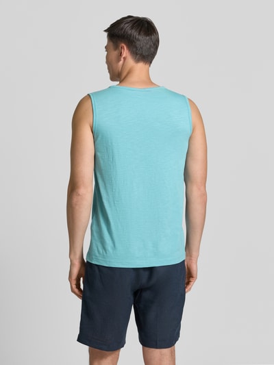 Männermodel trägt Tanktop mit Statement-Print und Rundhalsausschnitt von Lerros aus Reine Baumwolle, Regular-Fit, Label-Patch, Rückenlänge 67 cm bei Größe M, Ganzkörperansicht Rückansicht.