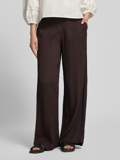 Frauenmodel trägt Wide-Leg-Pants aus Reine Viskose von Someday, Loose-Fit, elastischer Bund, Modell 'Cenya resort', Nahaufnahme Unterkörper.
