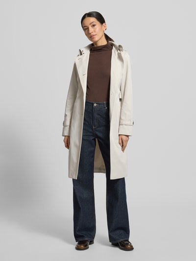 Frauenmodel trägt Mantel mit Stoffgürtel von Jake*s Casual in Beige, Baumwoll-Mix, tailliert, mit Umlegekragen, Eingrifftaschen, Knopfleiste, Ganzkörperansicht von vorne