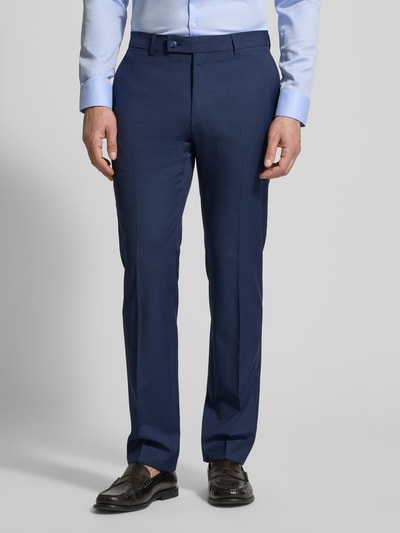 Męski model nosi Regular Fit Hose aus Schurwoll-Mix von HECHTER PARIS, kolor granatowy, z zakładkami w pasie, zapięcie na guzik i zamek błyskawiczny, mieszanka żywej wełny i lnu, szerokość w rozmiarze 50: 44 cm, długość wewnętrzna nogawki: 82 cm, Ganzkörperansicht z przodu.
