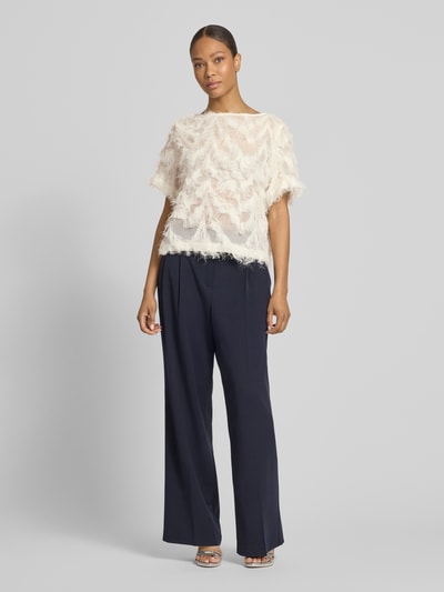 Kobiece model prezentuje Relaxed Fit Bluse mit Fransen Modell 'MYLINE' von Selected Femme, efekt: jednolity kolor, krój relaxed fit, frędzle, półprzezroczysty efekt, dekolt w łódkę, rękaw: krótki rękaw, Ganzkörperansicht von vorne.