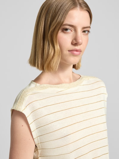 Frauenmodel trägt Regular Fit T-Shirt mit Leinen-Anteil von s.Oliver BLACK LABEL, Optik:Allover-Muster, U-Boot-Ausschnitt, Jersey, Nahaufnahme Oberkörper.