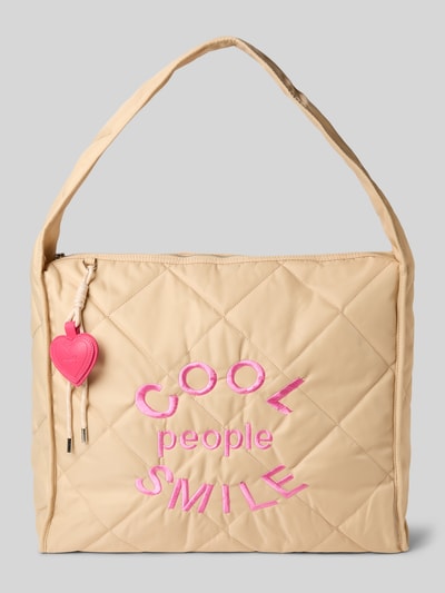 Produktfoto, 'Handtasche mit Statement-Stitching' von miss goodlife, beżowa, pikowana faktura, różowy haft, Szerokość w rozmiarze 1: 46 cm, długość 38 cm, głębokość 20 cm, długość paska na ramię 75 cm, główna komora na zamek, wewnętrzna kieszeń na zamek, krótkie uchwyty.