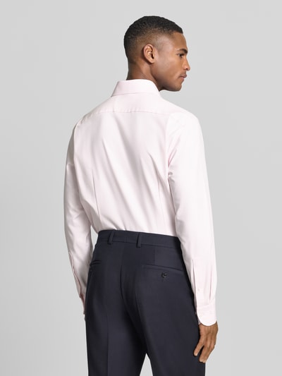 Männermodel trägt Regular Fit Business-Hemd mit Kentkragen von OLYMP, Baumwoll-Mix mit Stretch-Anteil, Rückenansicht, Ganzkörperansicht.
