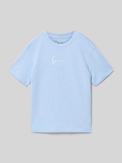 Productfoto, lichtblauw T-shirt met logo-stitching en ronde hals van KARL KANI, puur katoen, recht model, ruglengte maat 134: 56 cm