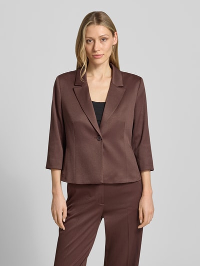Frauenmodel trägt Slim Fit Blazer mit Reverskragen und 3/4-Arm von More & More im Material-Mix mit Viskose-Anteil, Ganzkörperansicht von vorne.
