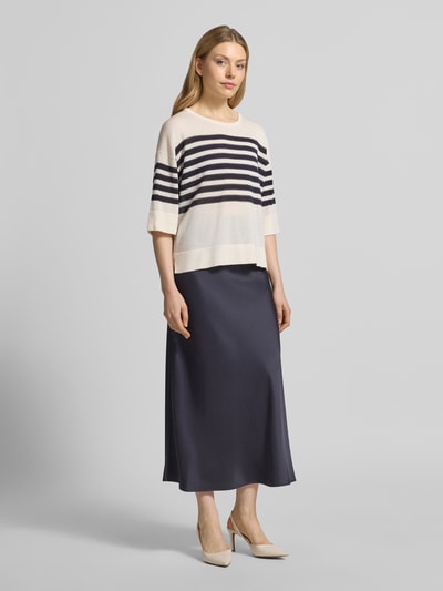 Frauenmodel trägt Midirock in schimmerndem Design von comma, glatt, dunkel, gerader Schnitt, Material-Mix, Ganzkörperansicht von vorne