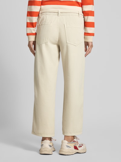 Frauenmodel trägt Jeans mit Bindegürtel von Jake*s Casual, Reine Baumwolle, Wide-Fit, Eingrifftaschen, helles Beige, Ganzkörperansicht Rückansicht.