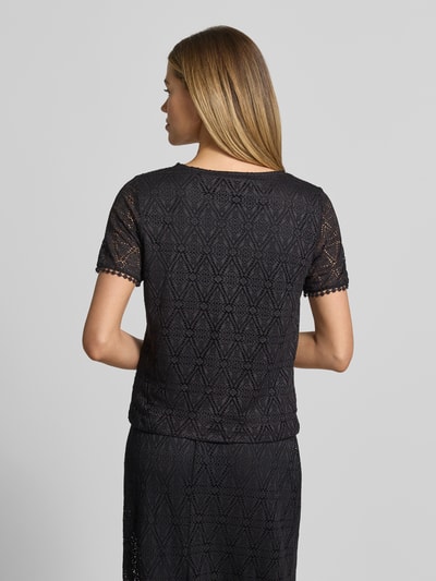 Frauenmodel trägt Regular Fit T-Shirt in Heckel-Optik Modell 'MAYA' von Vero Moda, unifarben, Allover-Muster, Ganzkörperansicht Rückansicht.