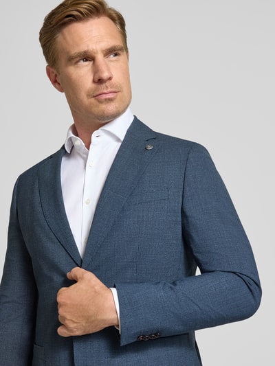 Männermodel trägt Sakko aus Schurwolle-Mix mit Reverskragen Modell 'Carver' von CG – CLUB of GENTS in Blau, Nahaufnahme Oberkörper. Herren Sakko, Regular Fit, Knopfverschluss, Label-Detail, Brustleistentasche, seitliche Eingrifftaschen, feine Textur, Stretch-Anteil.