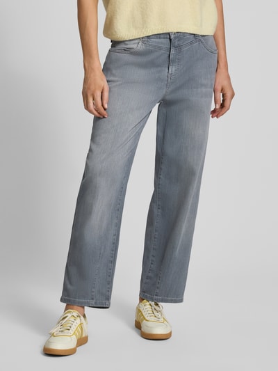 Frauenmodel trägt Straight Fit Jeans in verkürzter Passform Modell 'Bobbie' von MAC in hellem Grau, Baumwoll-Mix, Ganzkörperansicht von vorne.