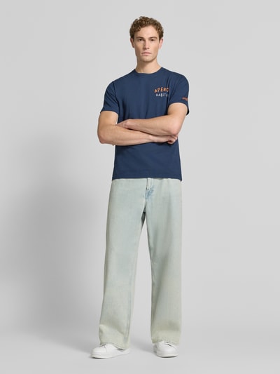 Männermodel trägt Herren T-Shirt mit Label-Prints Modell 'PORTLAND' von MC2 Saint Barth in Blau, Reine Baumwolle, Regular-Fit, Ganzkörperansicht von vorne.