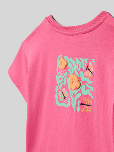 Mädchen trägt T-Shirt mit Stitching und Rundhalsausschnitt von Blue Seven in Pink, florales Muster, reine Baumwolle, Nahaufnahme Rückansicht.