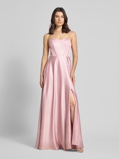 Frauenmodel trägt Abendkleid aus Satin mit Spaghettiträgern von Unique, A-Linie, Maxikleid, Corsagenkleid, rosafarbene glatte Oberfläche, Ganzkörperansicht von vorne.