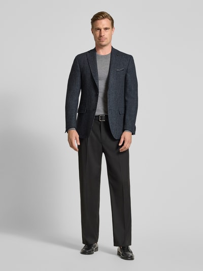 Männermodel trägt dunkelblaues Slim Fit Sakko mit Viskose-Anteil Modell 'Theo' von Carl Gross, Ganzkörperansicht von vorne. Material-Mix, Reverskragen, Brust- und Pattentaschen, 2-Knopfleiste, Einstecktuch, Rückenlänge 74 cm, Schulterbreite 45 cm, Ärmellänge 65 cm.