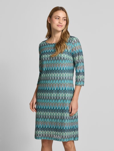 Frauenmodel trägt Regular Fit Kleid in Strick-Optik von Betty Barclay, knielang, U-Boot-Ausschnitt, 3/4-Arm, Ganzkörperansicht von vorne.